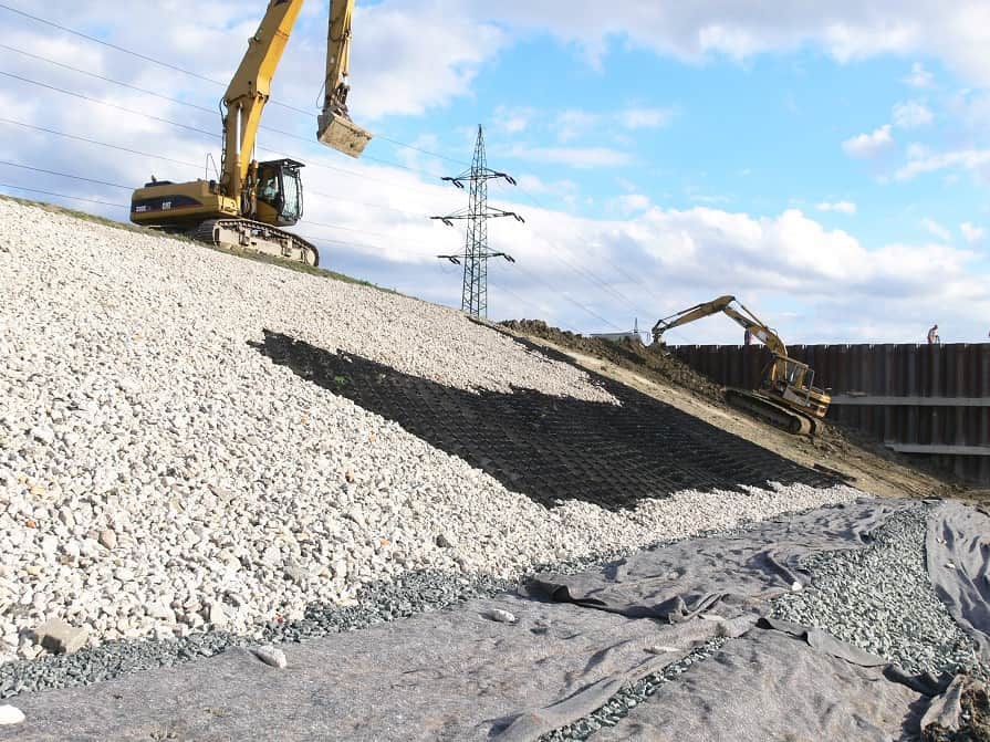 Befestigung der Hangoberfläche mit Geozellen 