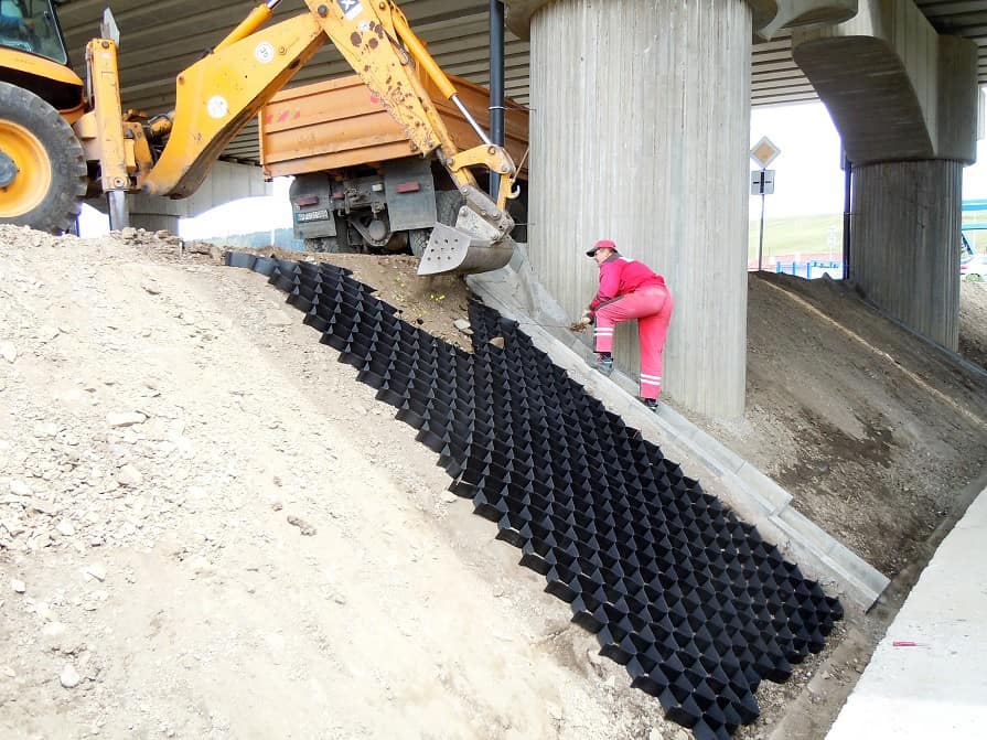 Einbau von Geozellen in Böschung 