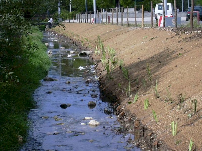 Verstärkung des Ufers mit einer Erosionsschutzmatte