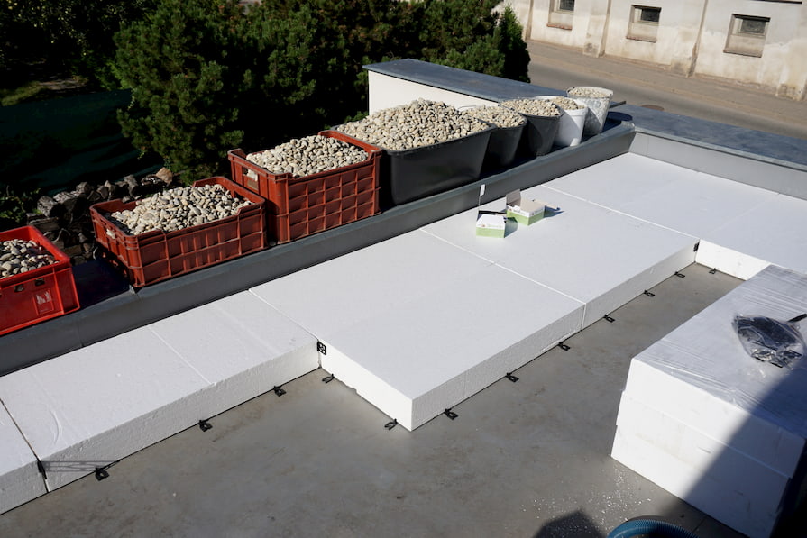 Verwirklichung extensiv Dachbegrunung schritt-5 – Verankerung Polystyrol auf dach