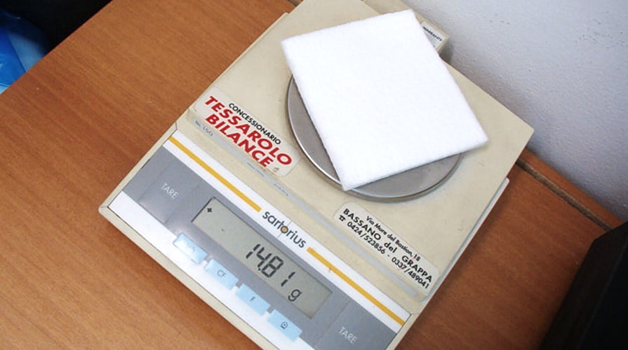 Die Flächenmasse gibt das Gewicht pro Flächeneinheit an